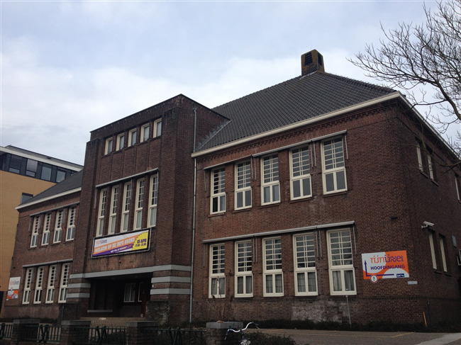De voorzijde van het gebouw.
              <br/>
              Iris Wissenburg, 7 maart 2015